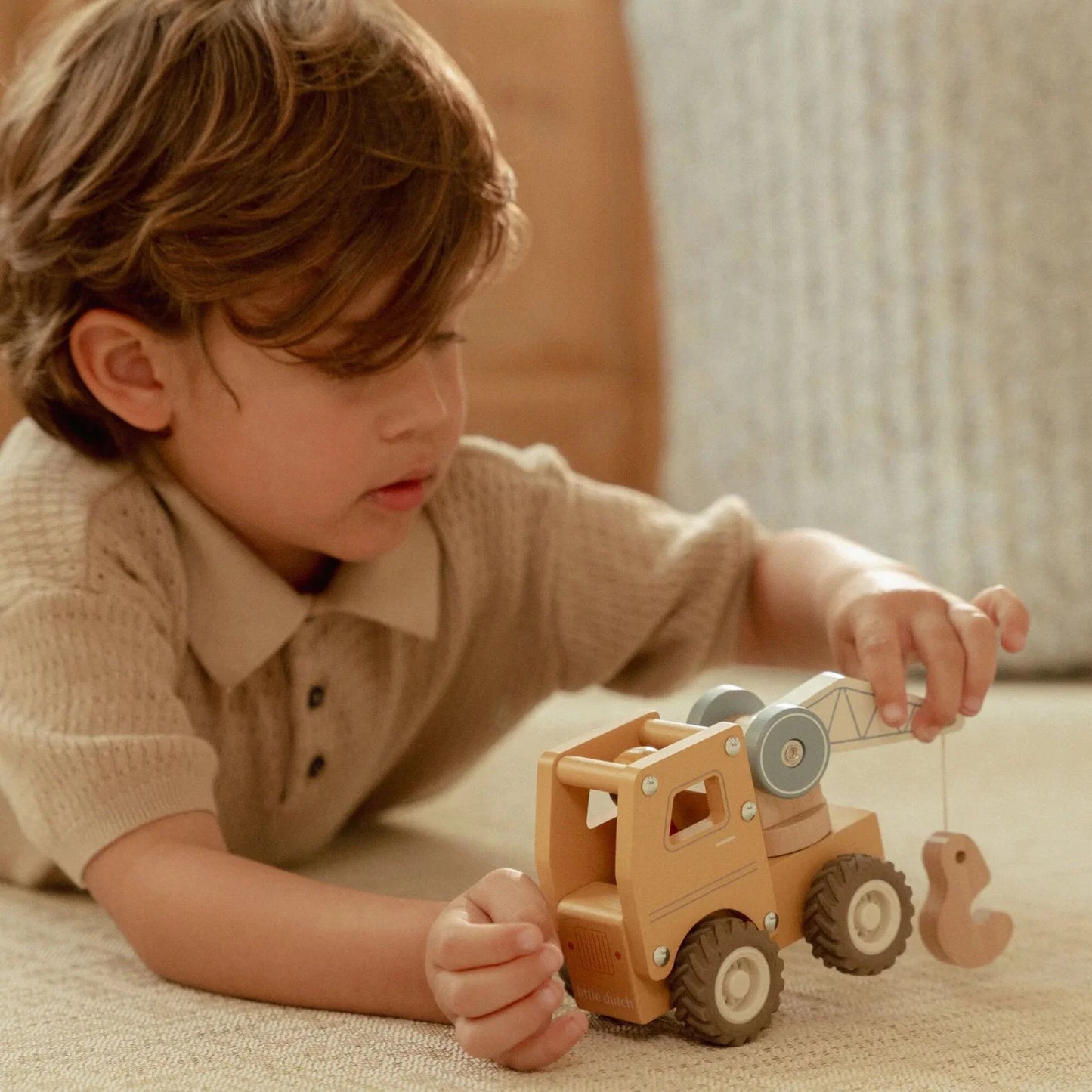 Camion Gru in legno con personaggio | Little Dutch