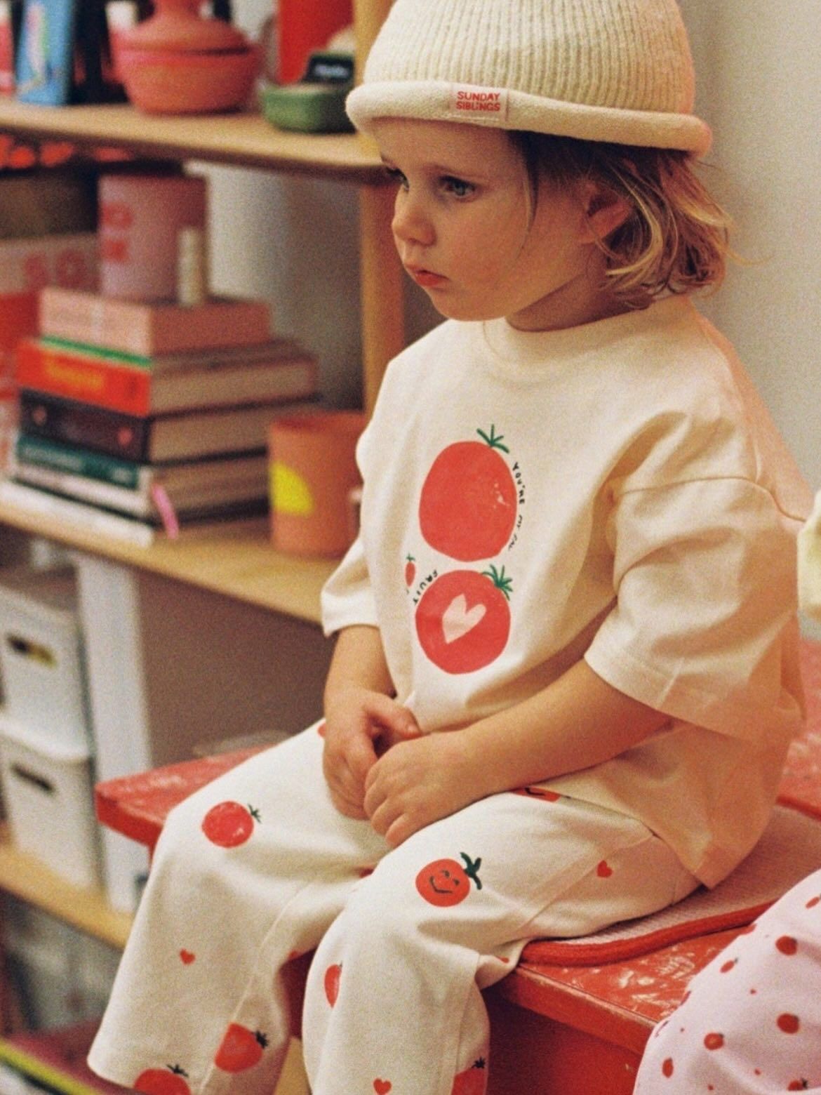 Completo t-shirt pomodoro e pantaloni leggeri
