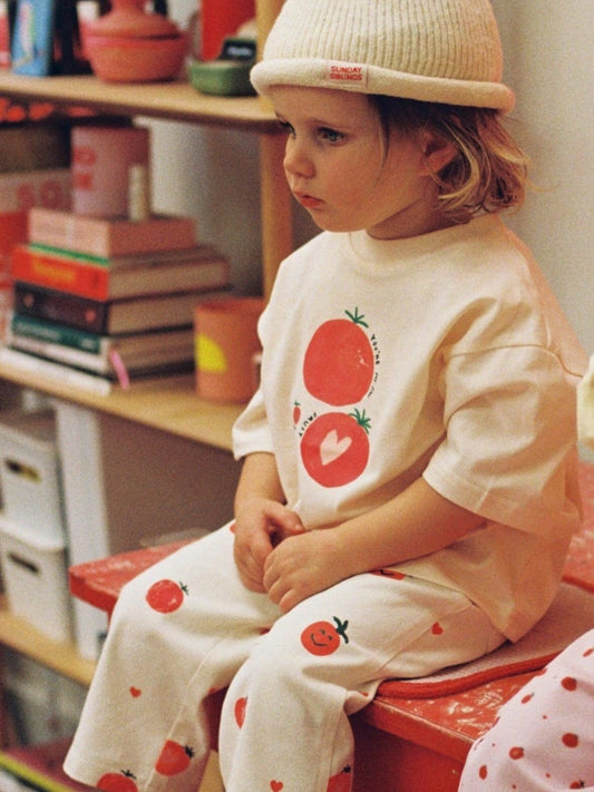 Completo t-shirt pomodoro e pantaloni leggeri