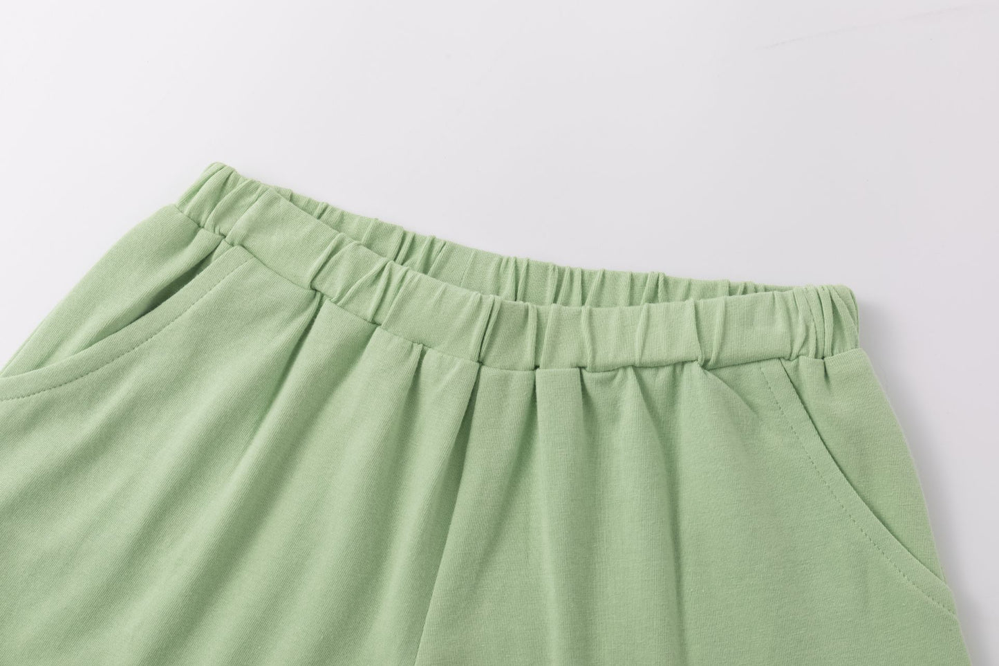 Shorts verde chiaro con volant | NEWNESS