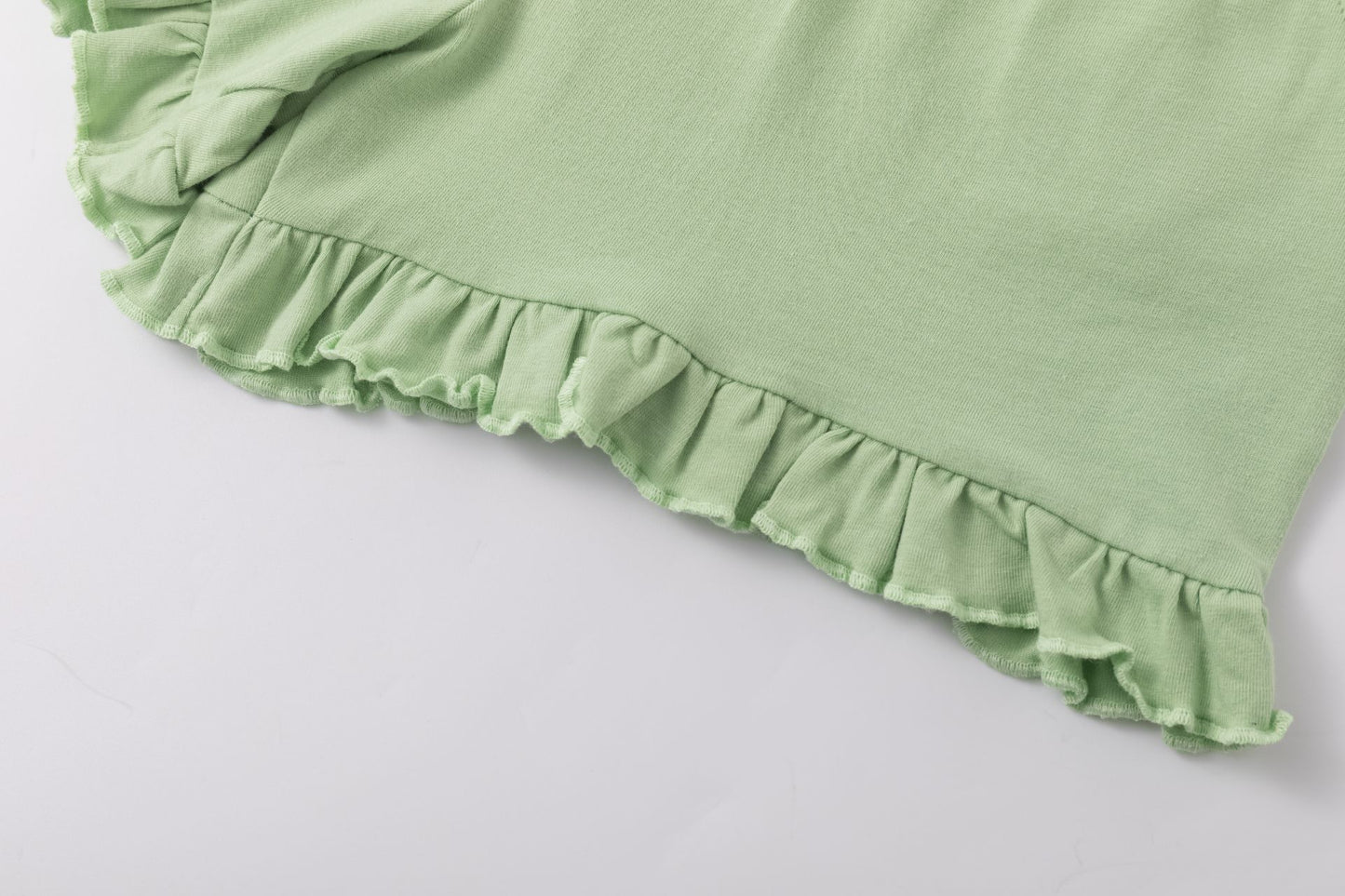 Shorts verde chiaro con volant | NEWNESS