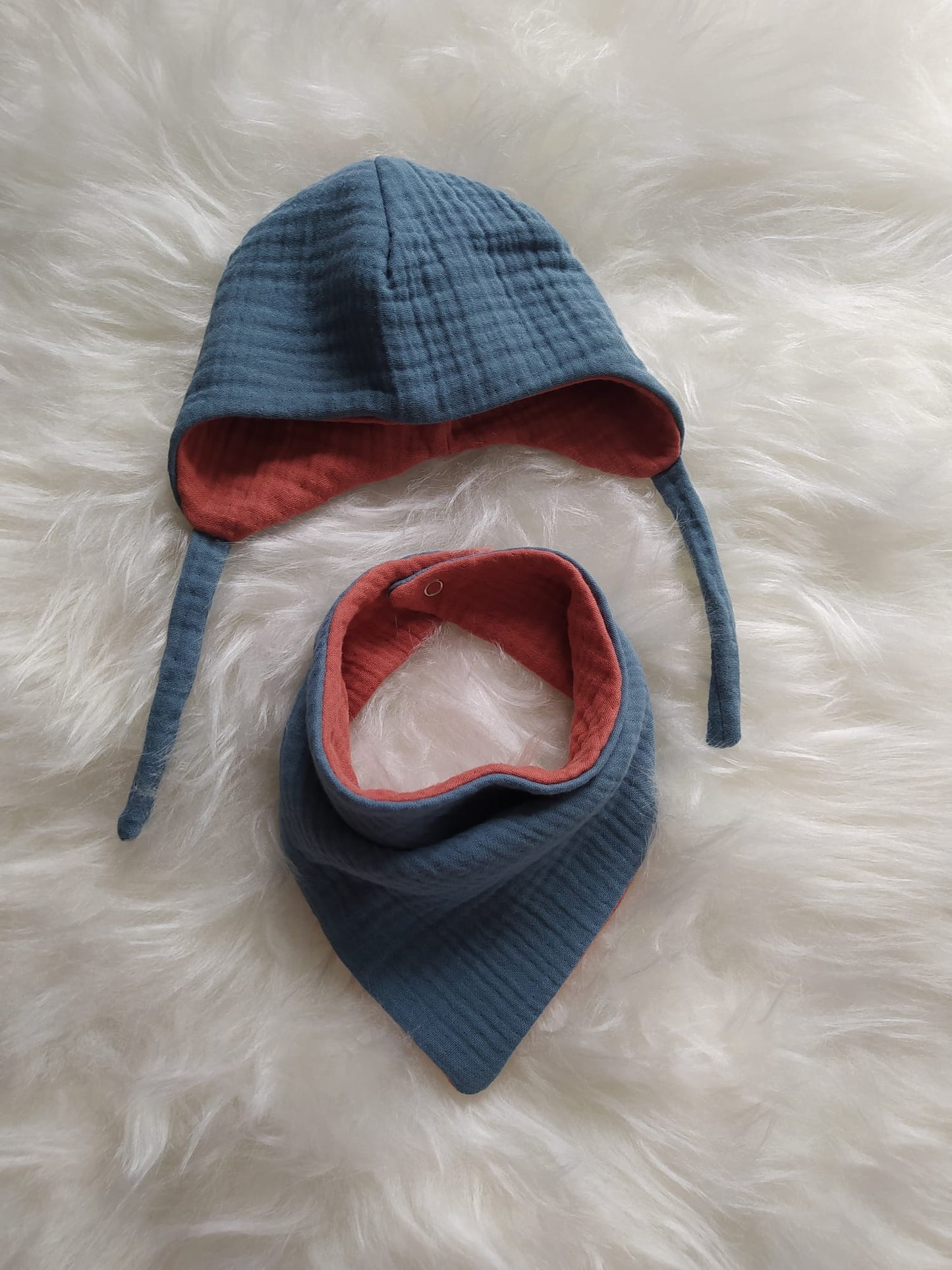 Cappellino Mussola Blu-Rosso